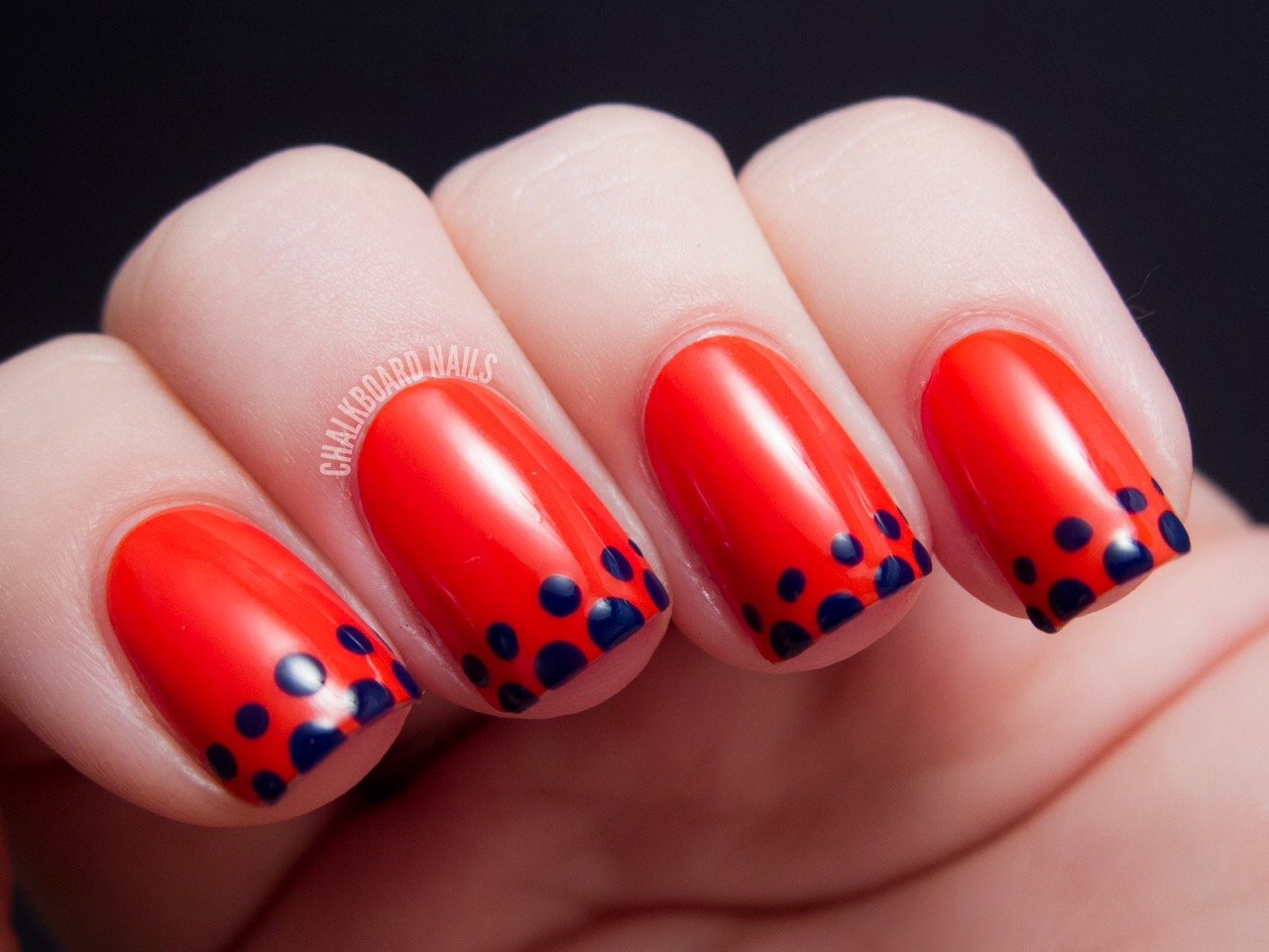 Дизайн ногтей точками красного цвета