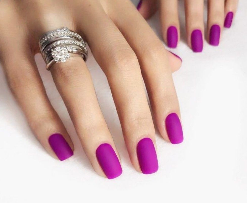 Пурпурный маникюр на короткие ногти
