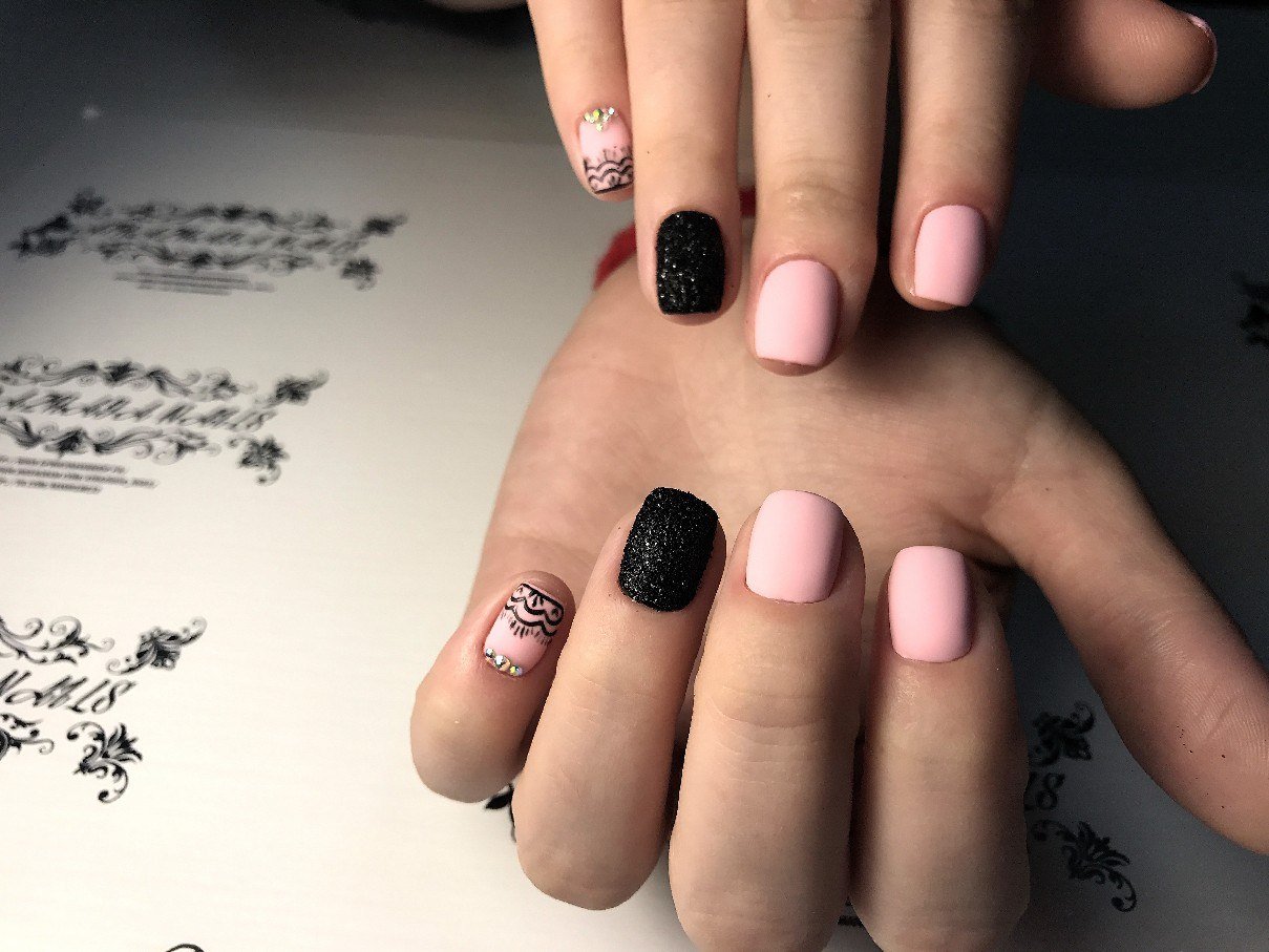 маникюр черно розовый на короткие ногти