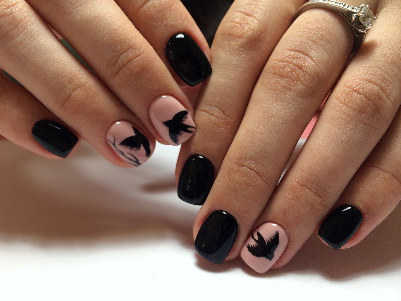 маникюр на короткие ногти черно розовый