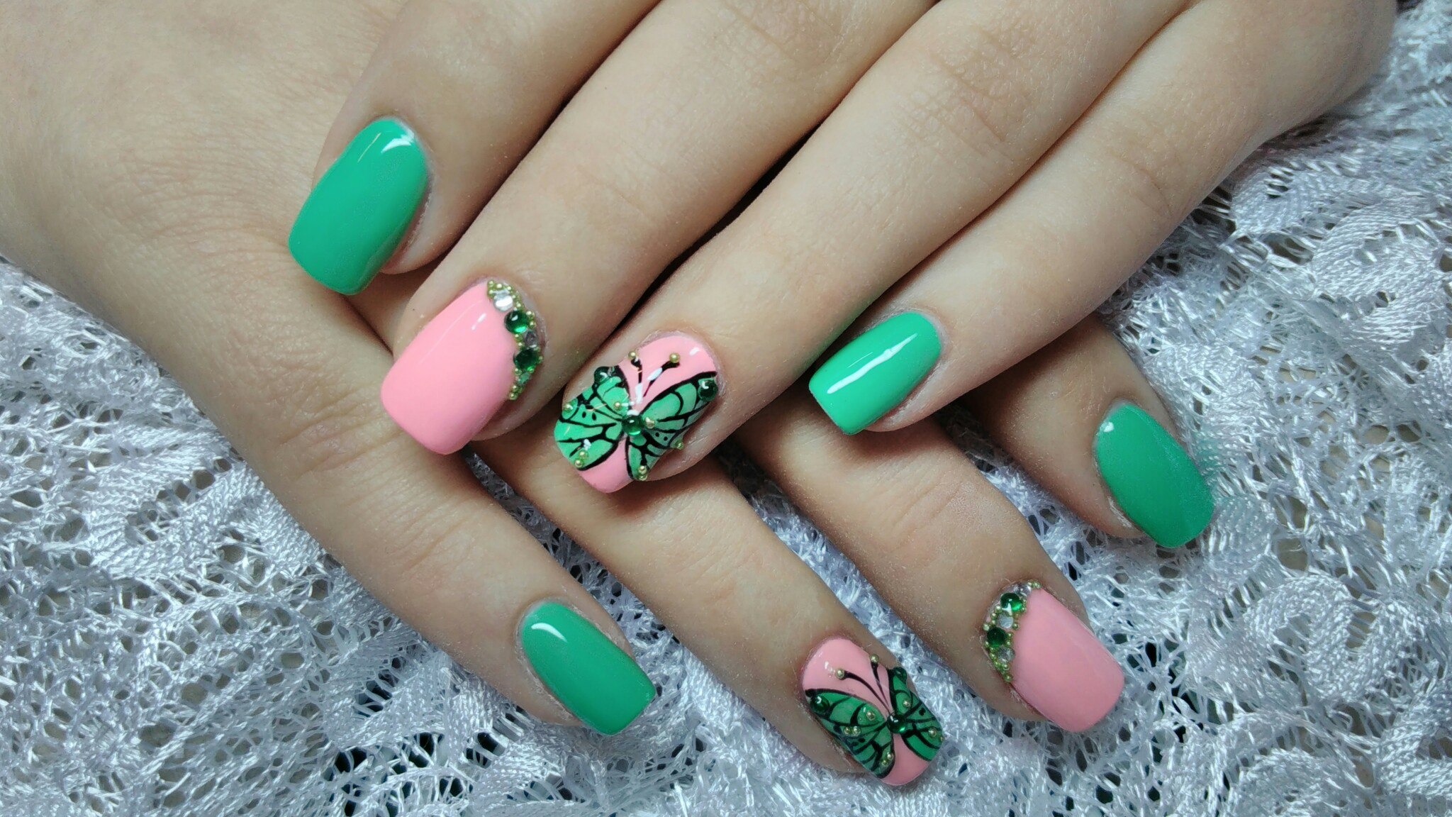 Ногти розовые с зеленым