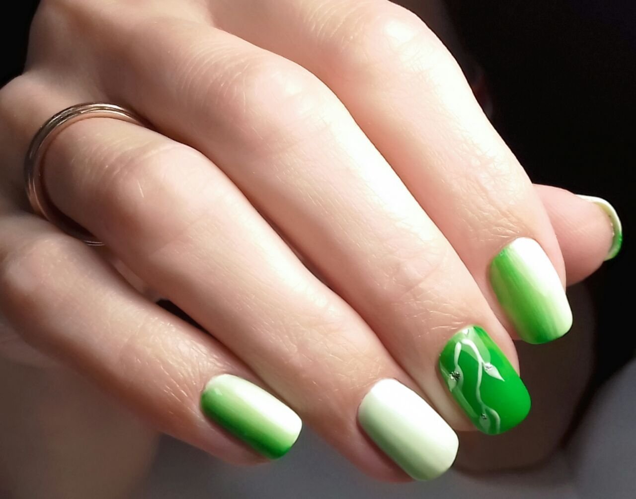 Зеленые ногти короткие