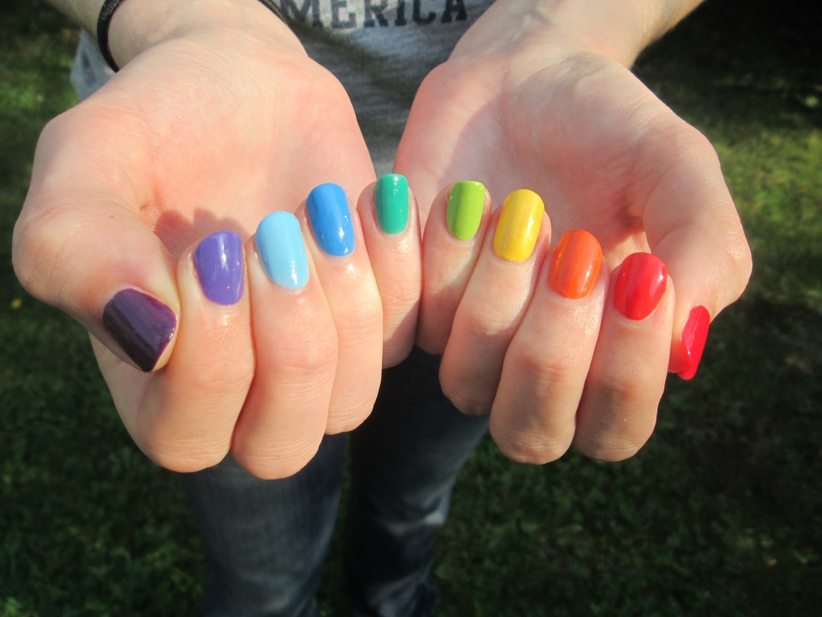 Ногти разного цвета на руках