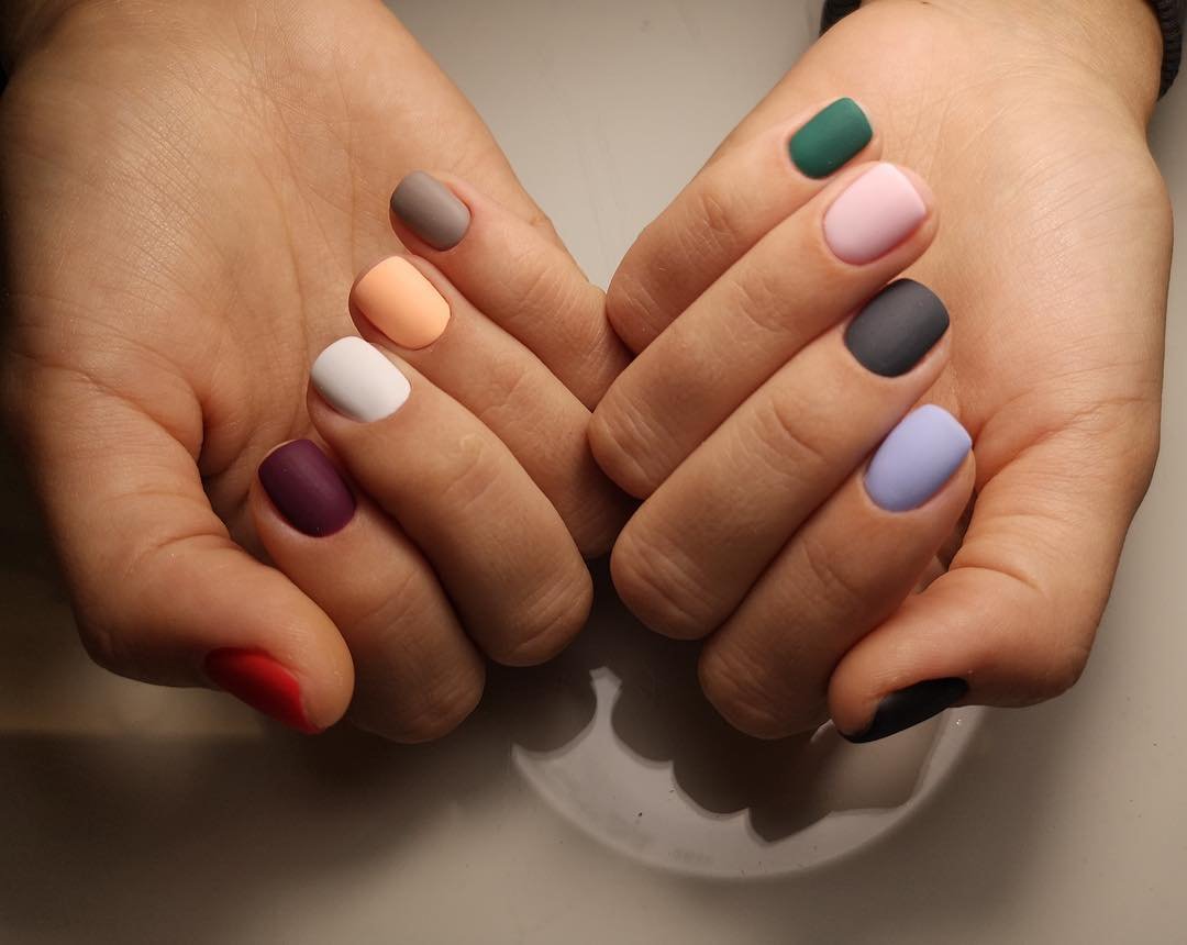 маникюр на разные руки разные цвета на пальцах