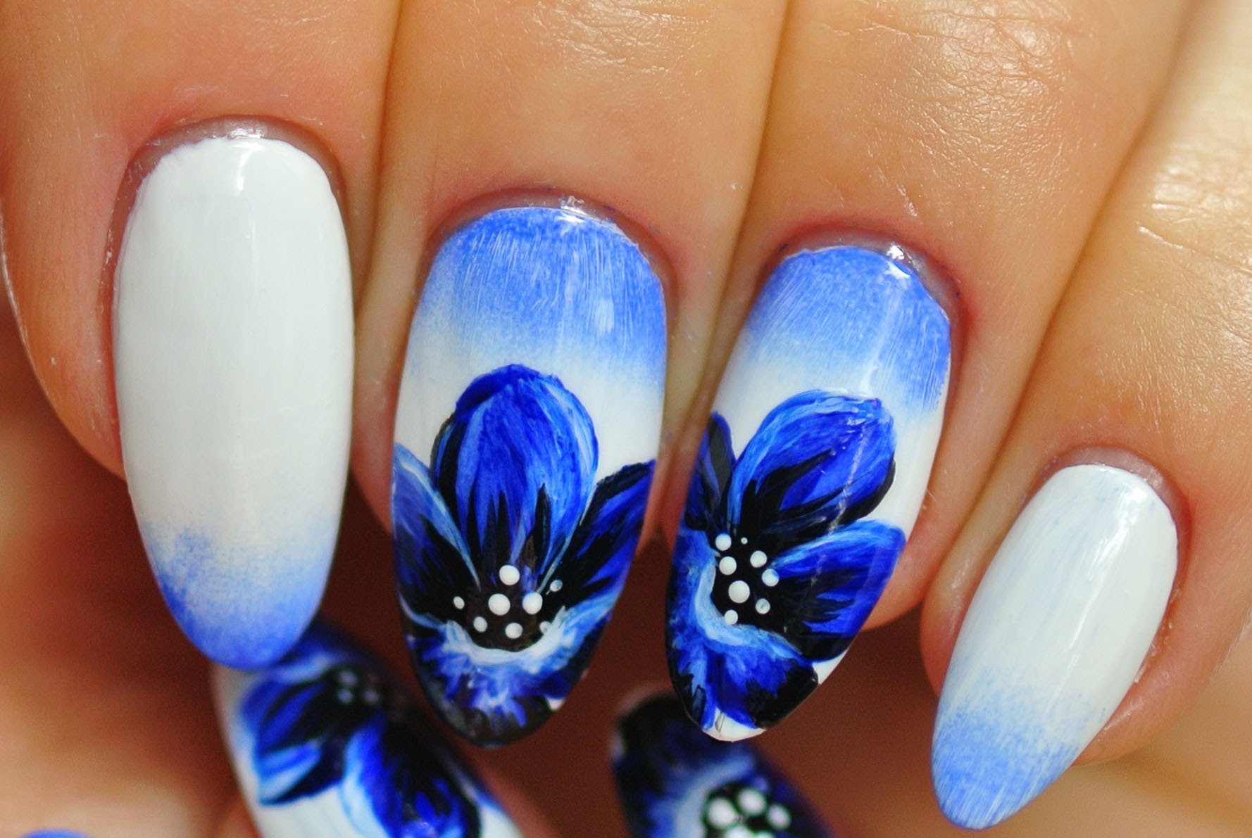 цветочный маникюр с синим