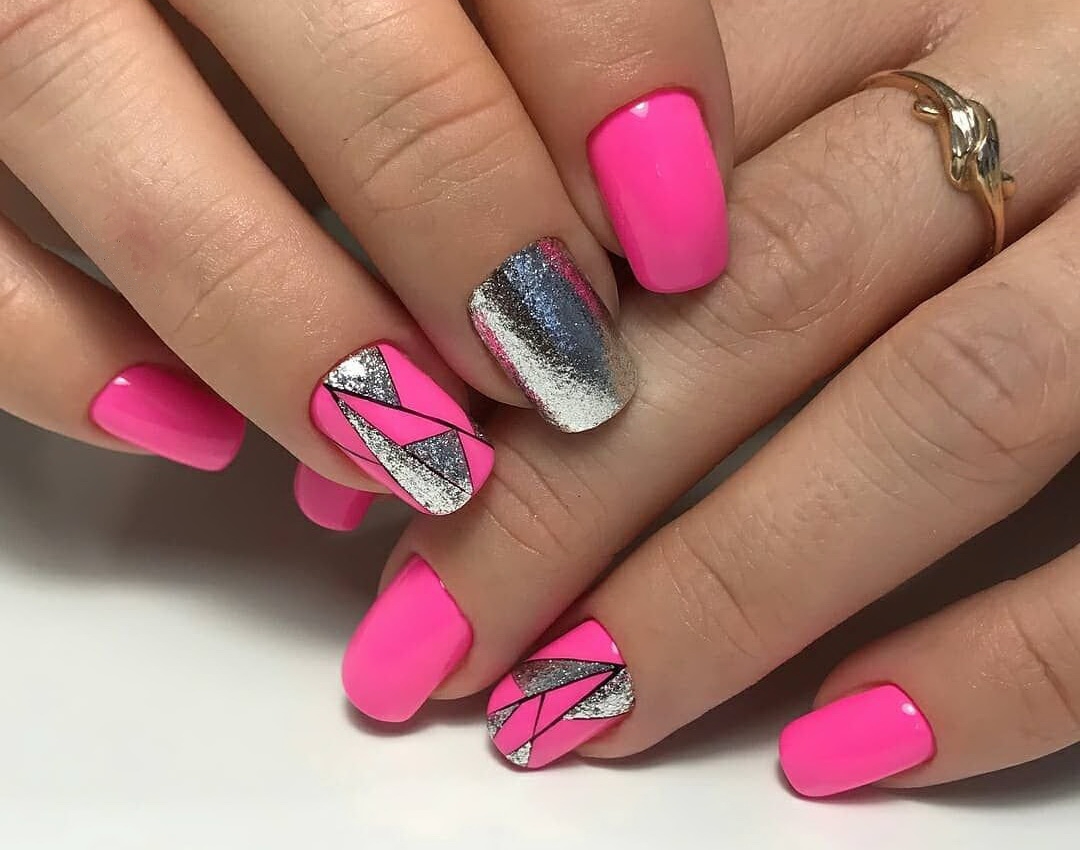 Яркие розовые ногти