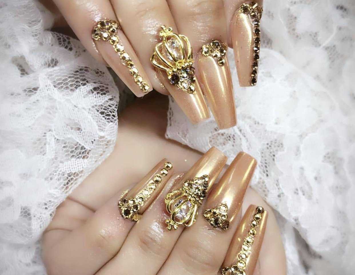 маникюр золотой на длинные ногти